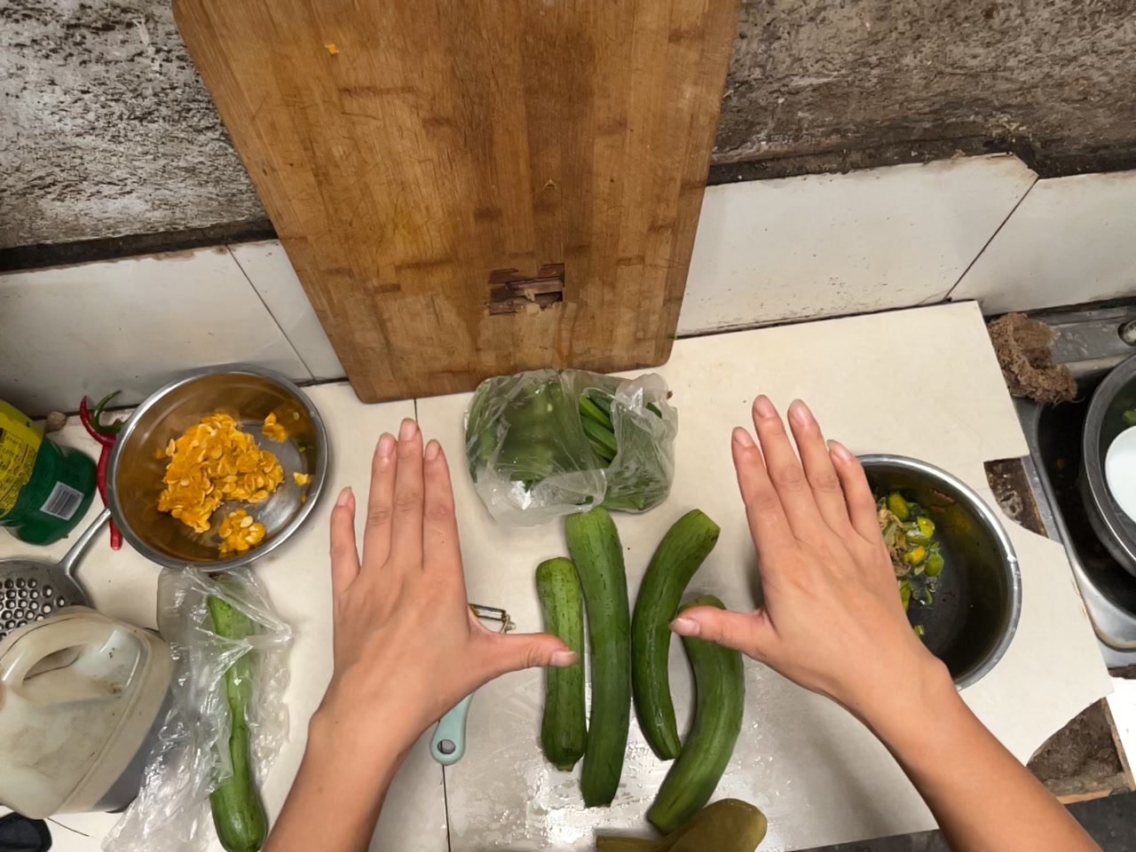 Peeling Luffa first-frame poster